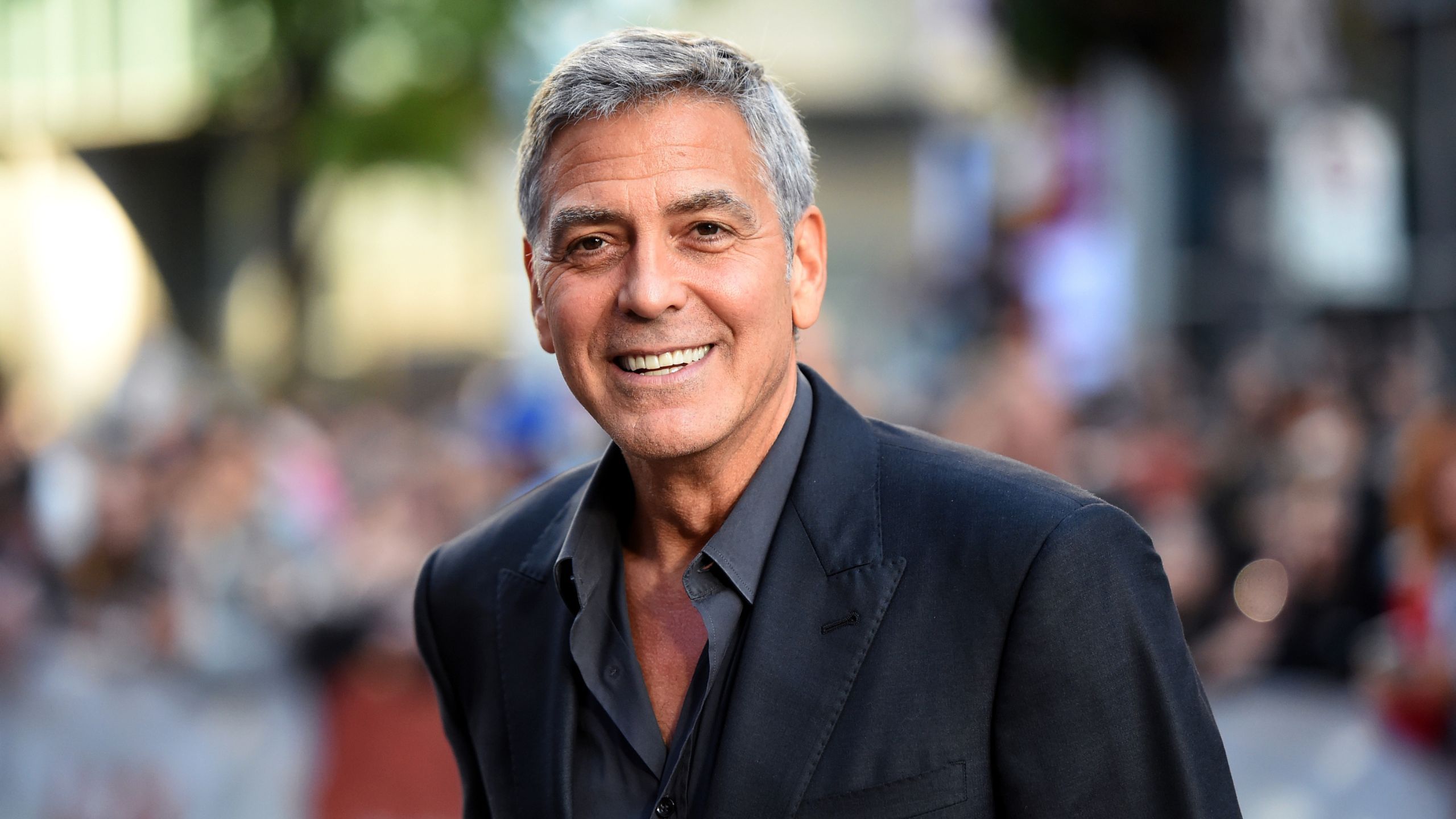 George Clooneys Schlafzimmer aus den 80ern ist ein Beweis für die Anti-Trend-Eleganz gestreifter Bettwäsche – es ist retro und dennoch zeitlos