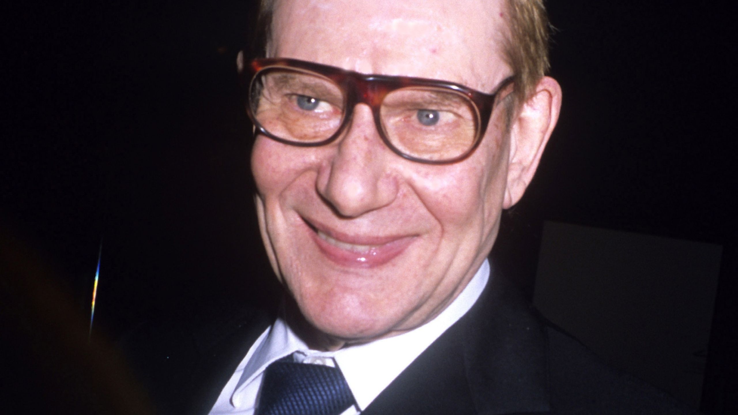 Yves St. Laurent auf schwarzem Hintergrund