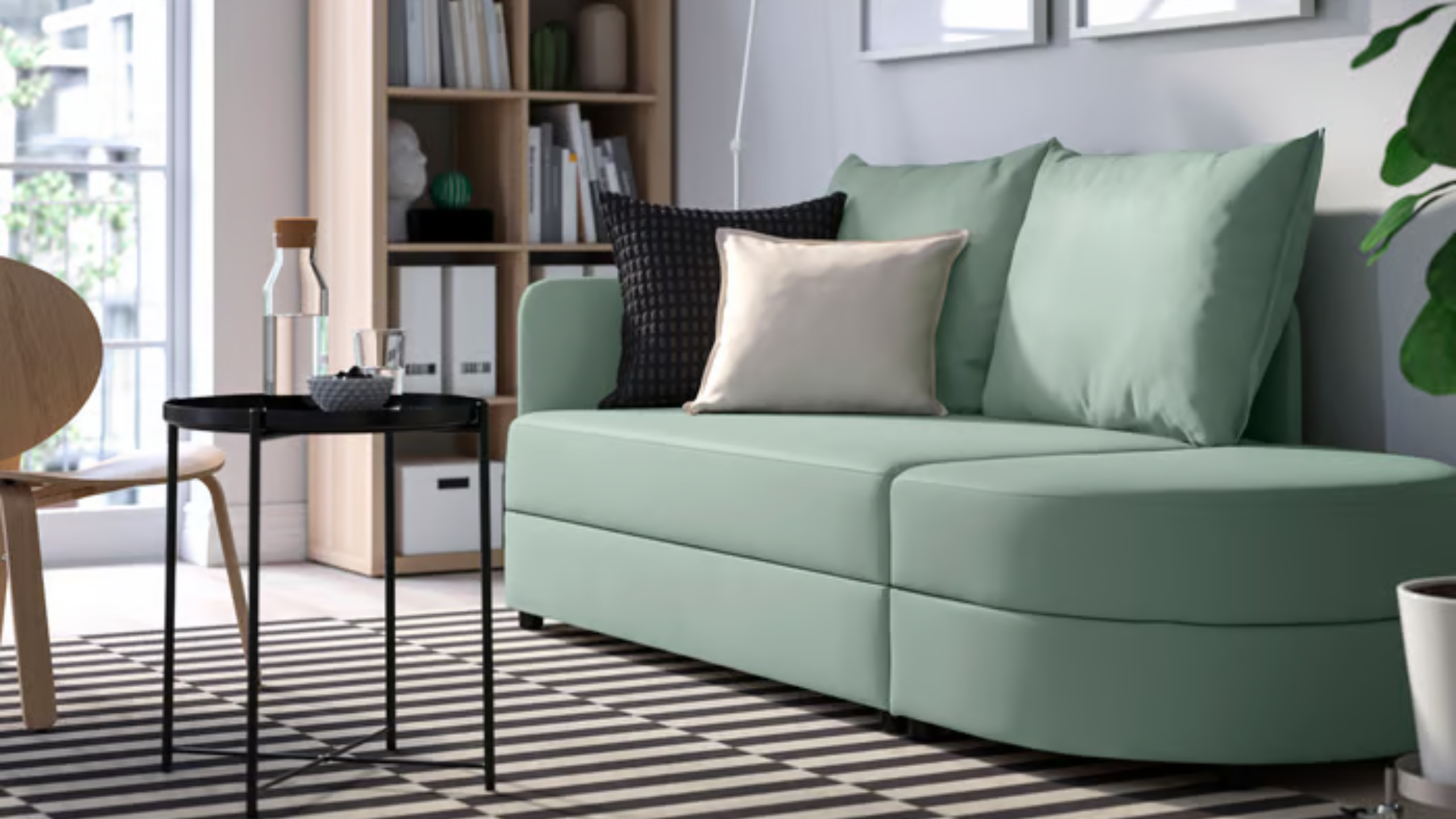 Mit dem neuen Schlafsofa von IKEA können Sie verschüttete Flüssigkeiten wegwischen und Unordnung verstauen – selbst Ihre unordentlichsten Gäste sind willkommen