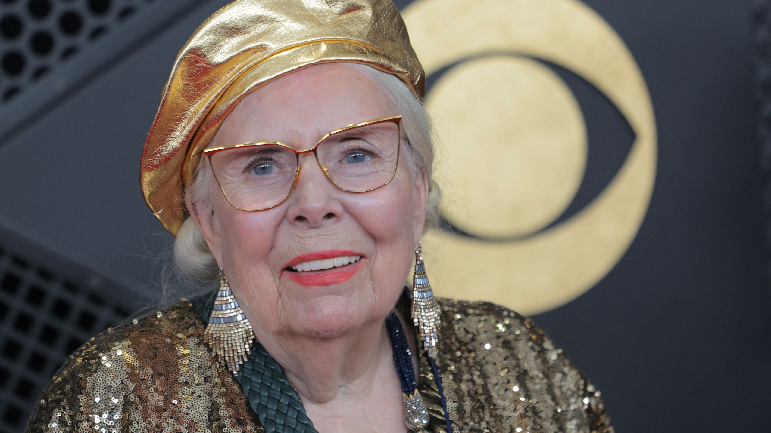 Joni Mitchell auf schwarzem Hintergrund