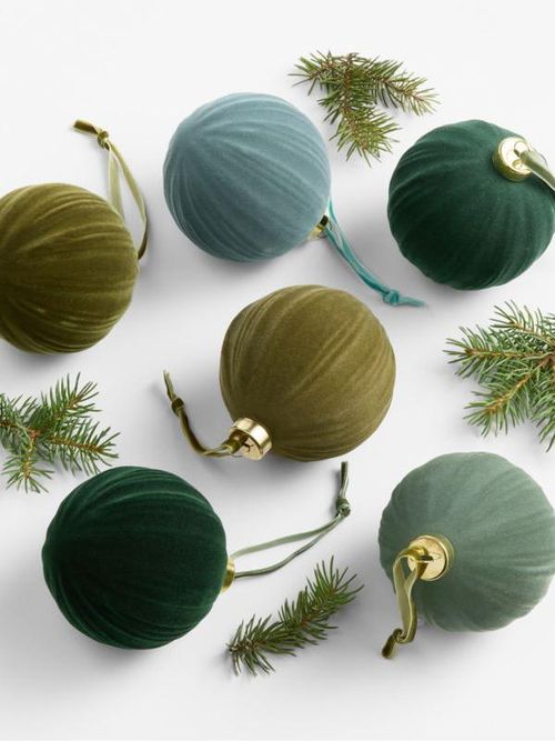 Christbaumschmuck aus geripptem Samt in coolen Farbtönen, 6er-Set im Karton