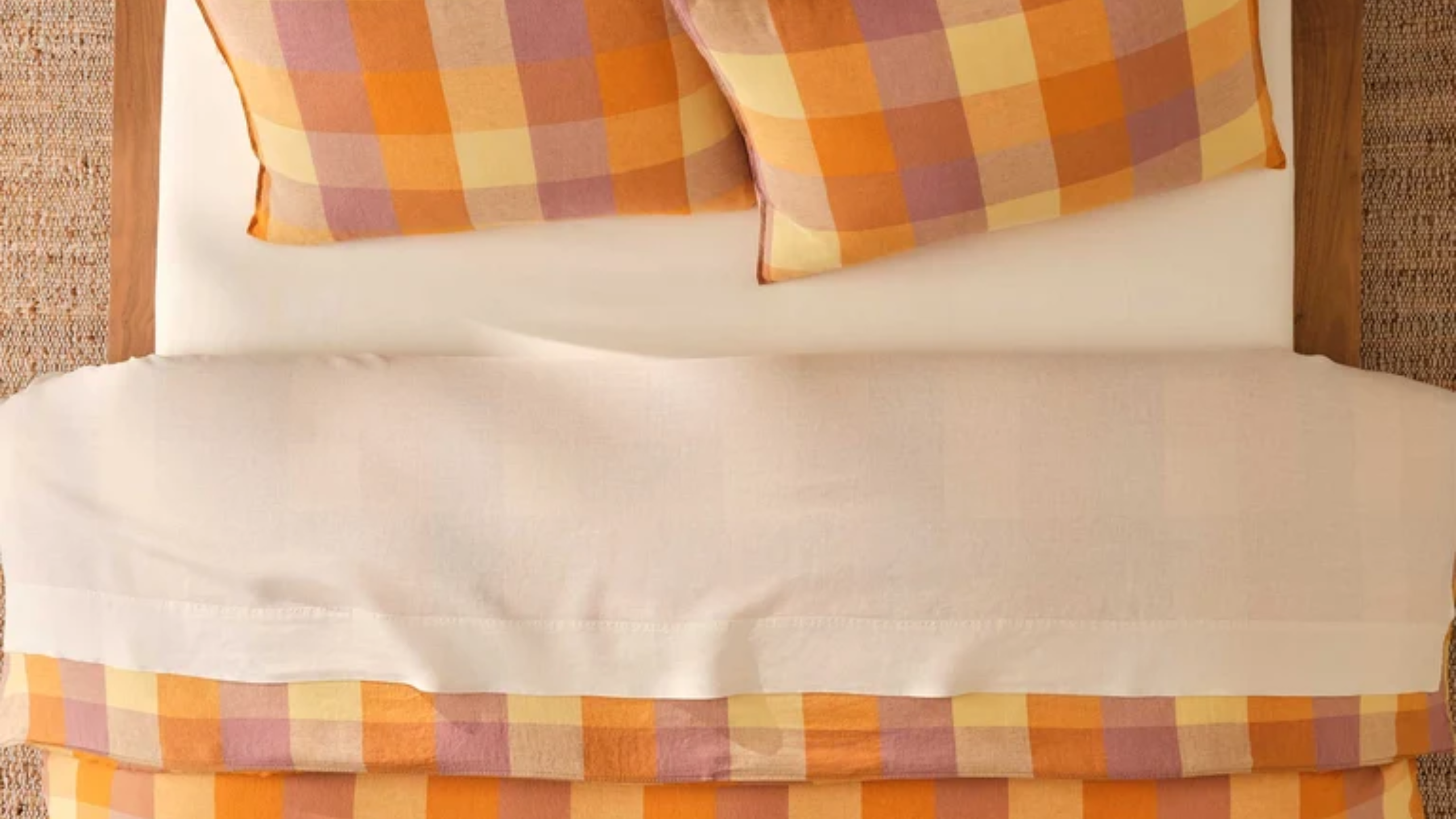 Brooklinen-Karobettwäsche für den Herbst 2026, gestylt mit sauberer elfenbeinfarbener Bettwäsche in einem neutralen Schlafzimmer