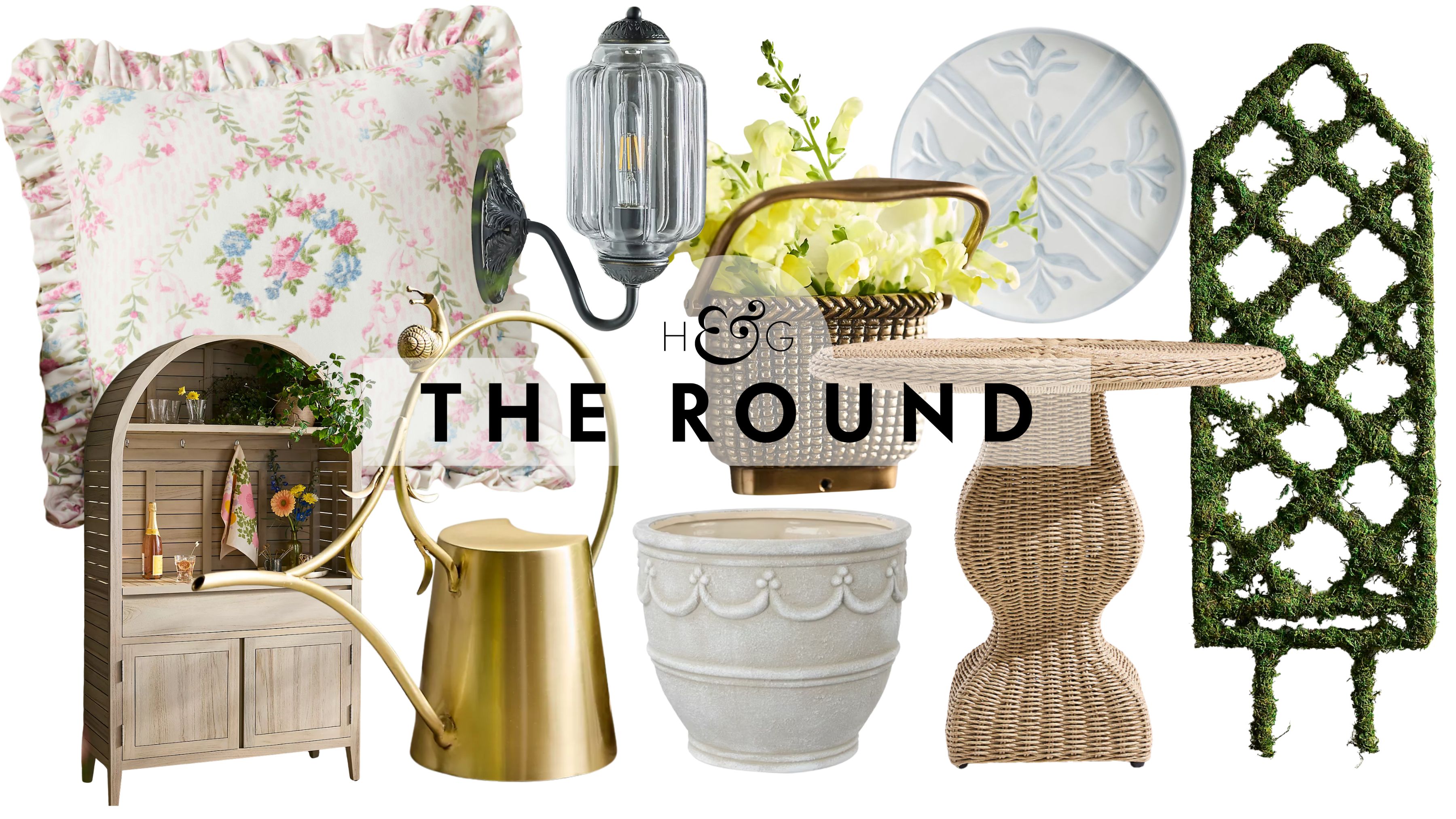 Cottagecore-Außendekoration, einschließlich eines rustikalen gewölbten Aufbewahrungsschranks aus Teakholz, eines Kissens mit Blumenmuster von LoveShackFancy x Pottery Barn, einer Gießkanne aus Messing, einer antik inspirierten Wandleuchte und mehr