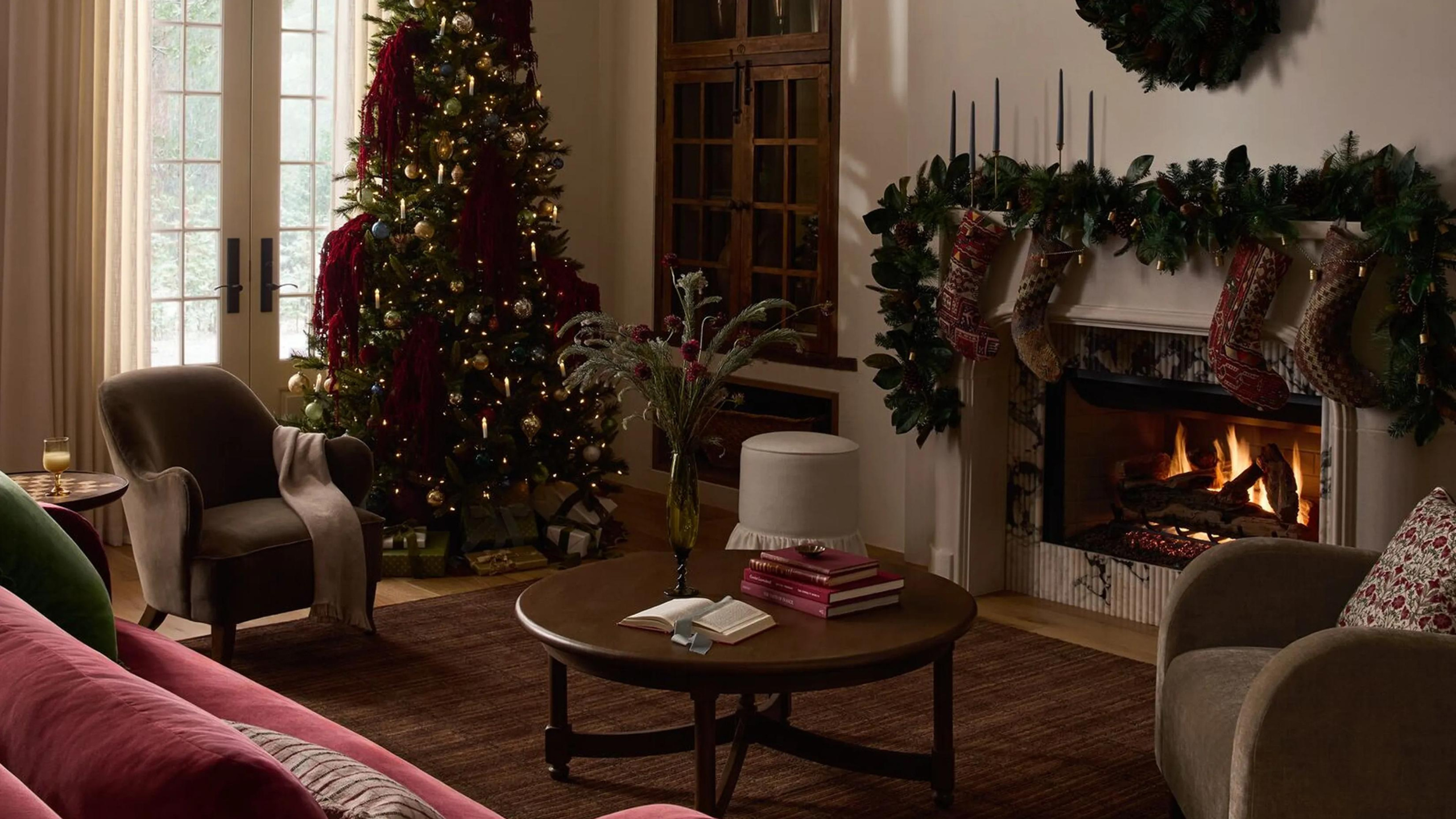ein gemütliches, weihnachtlich dekoriertes Wohnzimmer