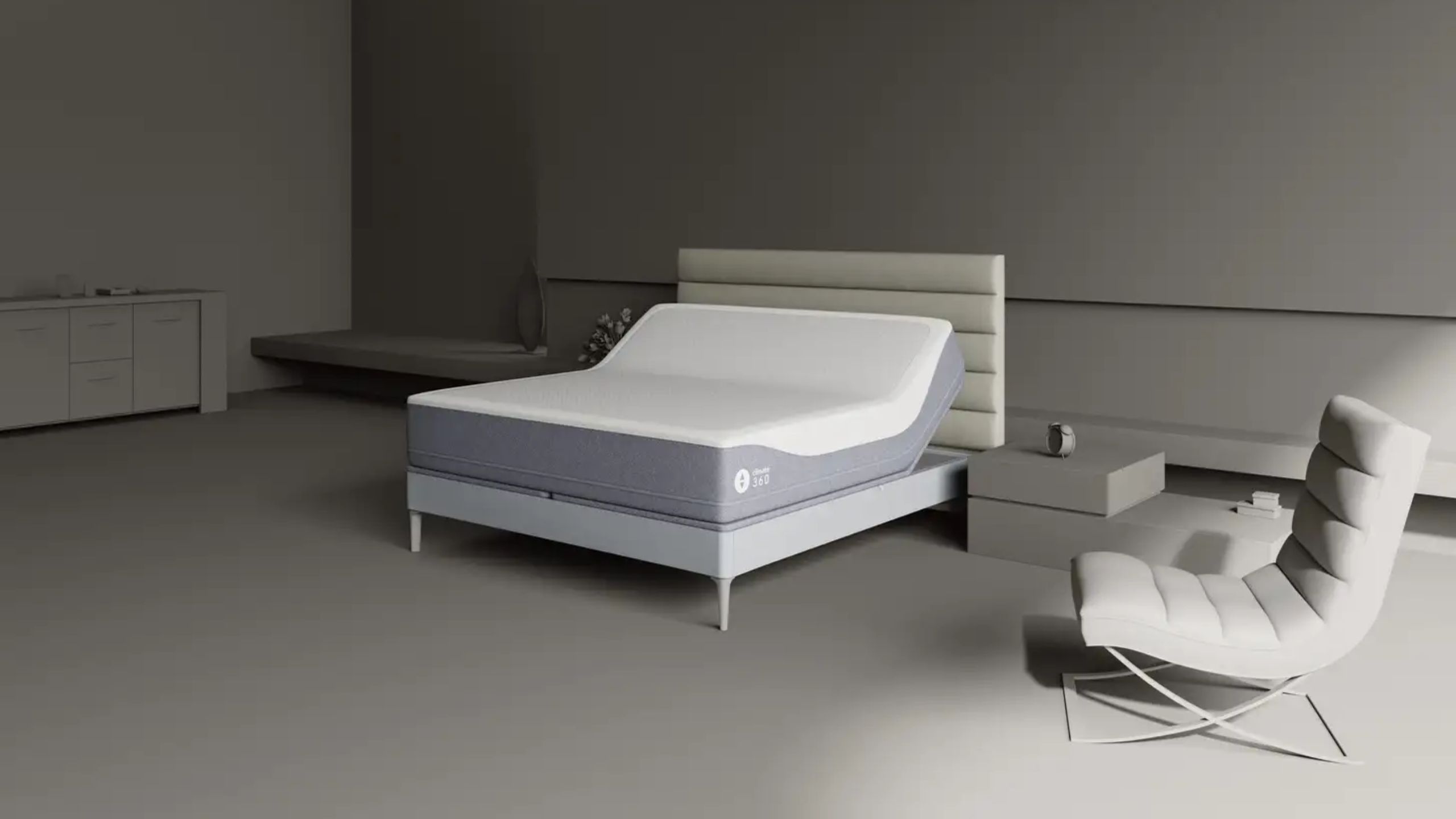 Graues Sleep Number-Schlafzimmer mit grauem Bett, Sleep Number-Matratze und grauem Stuhl
