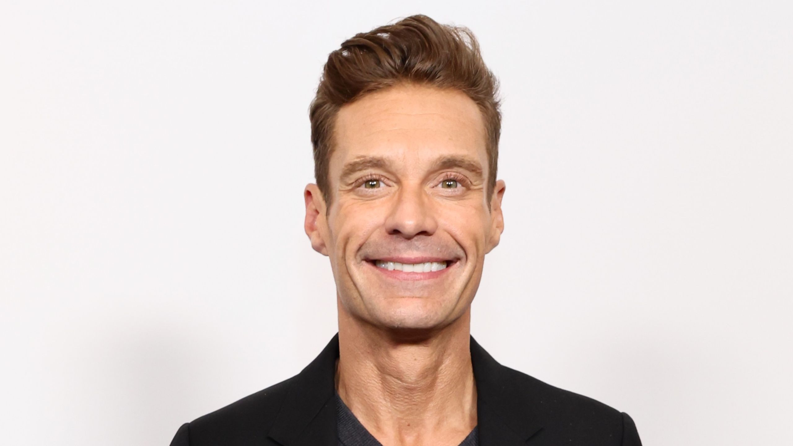 Ryan Seacrest auf weißem Hintergrund