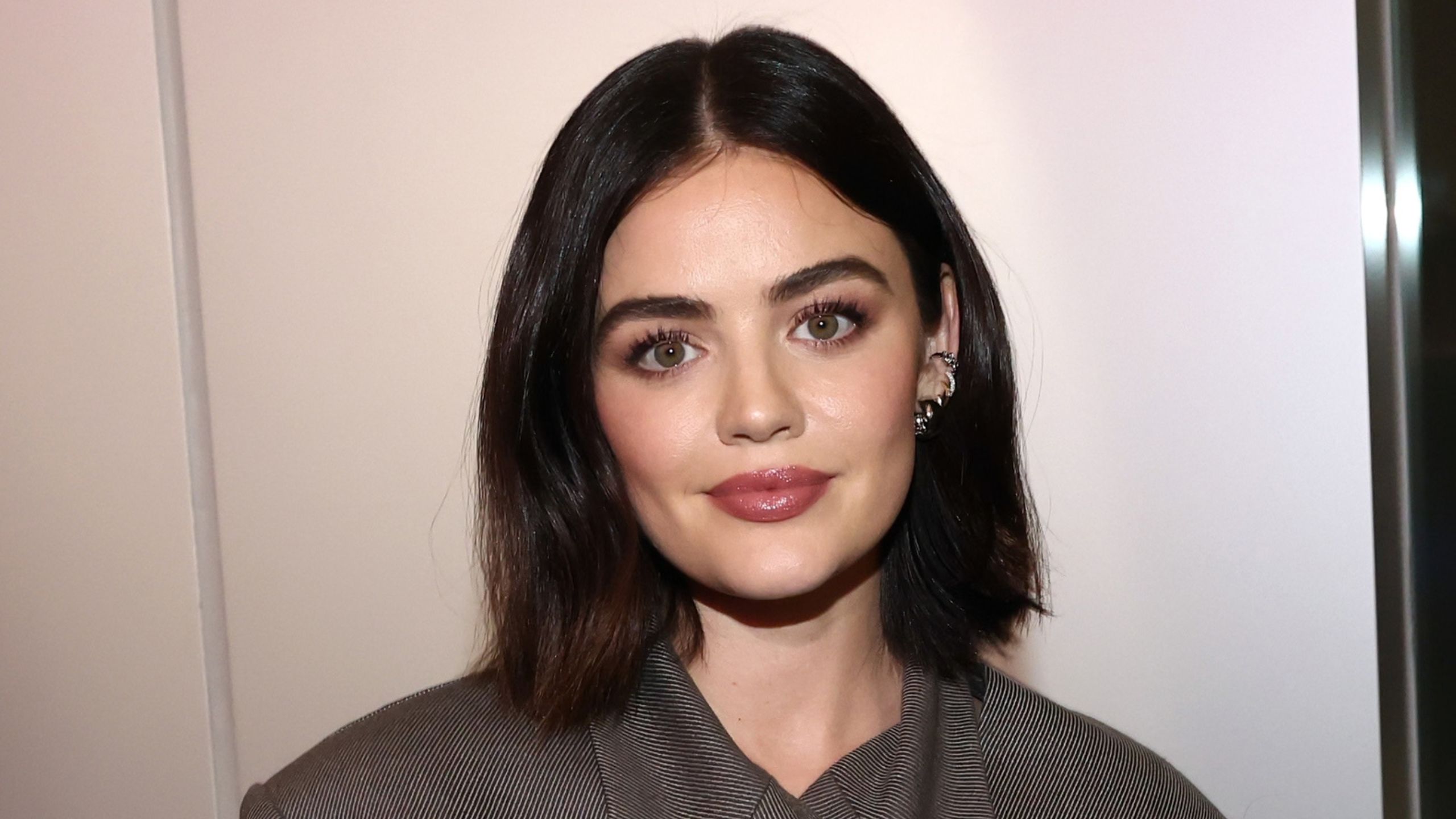 Lucy Hale auf weißem Hintergrund