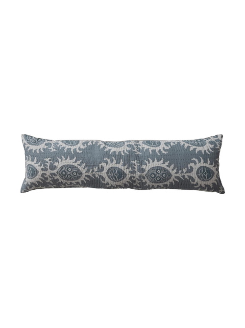  Bedrucktes Lendenkissen aus Baumwollvoile mit handgesticktem Kantha-Stich