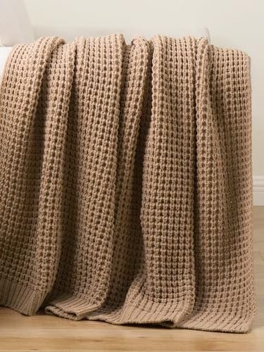Hellbraune, gestrickte Decke mit Waffelmuster