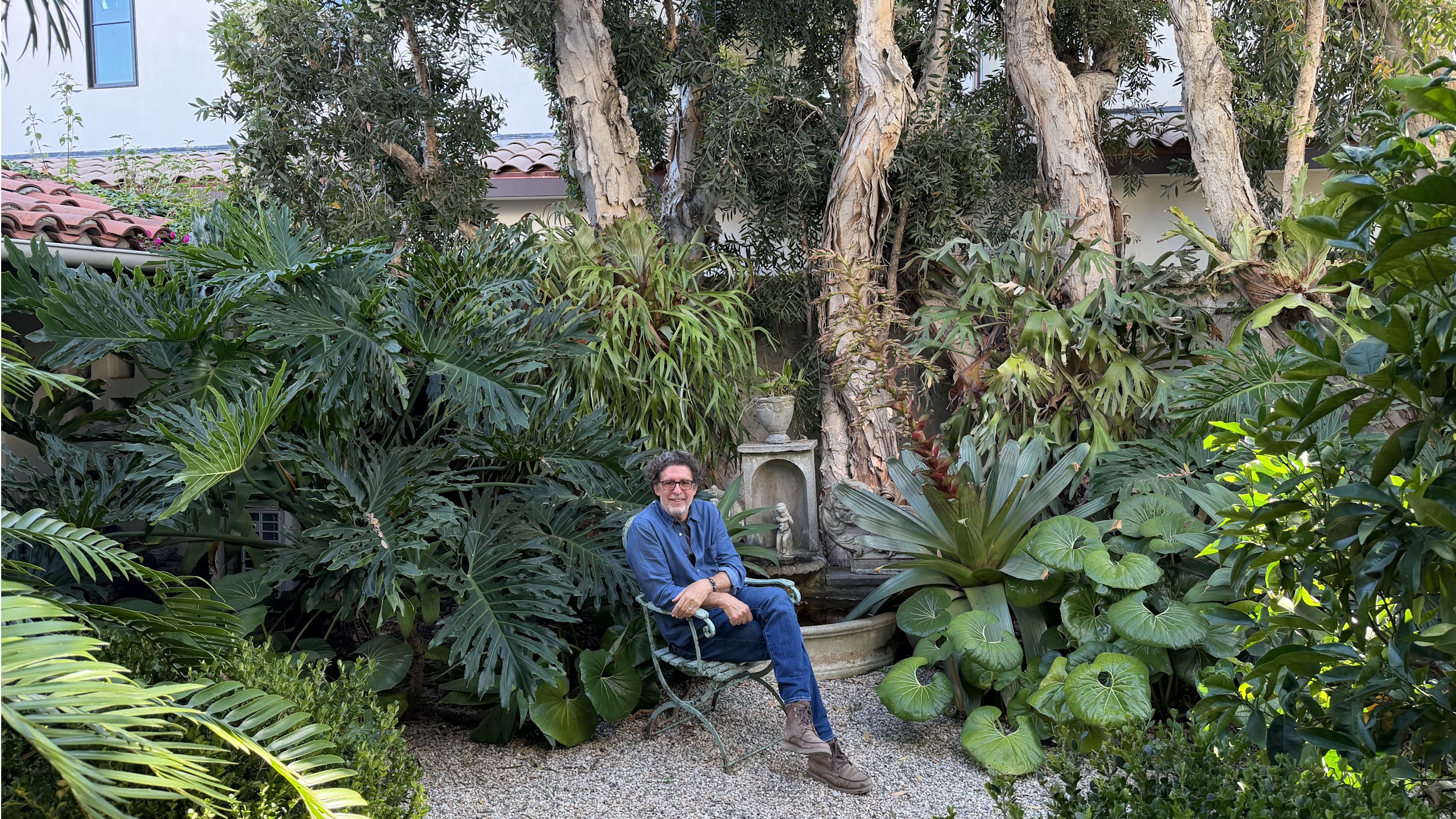 Stephen Block sitzt in seinem Garten