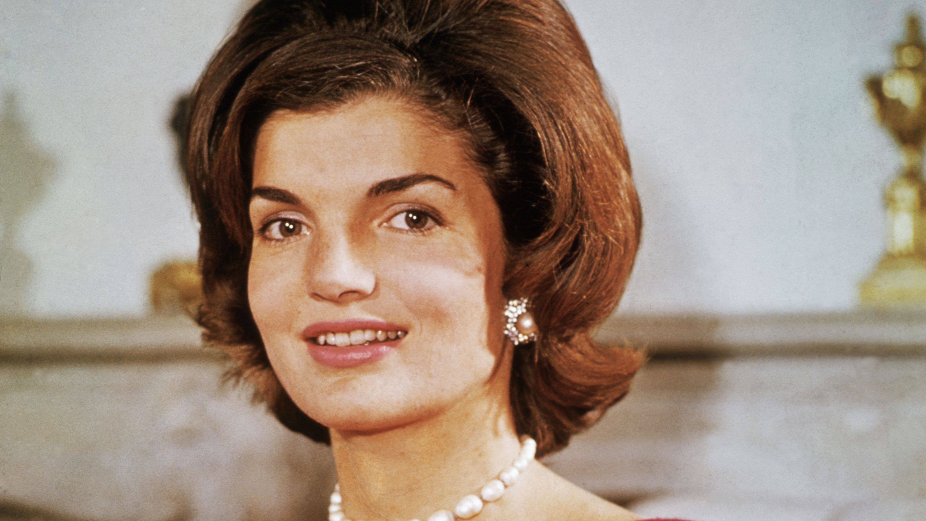 Jackie Kennedy auf weißem Hintergrund