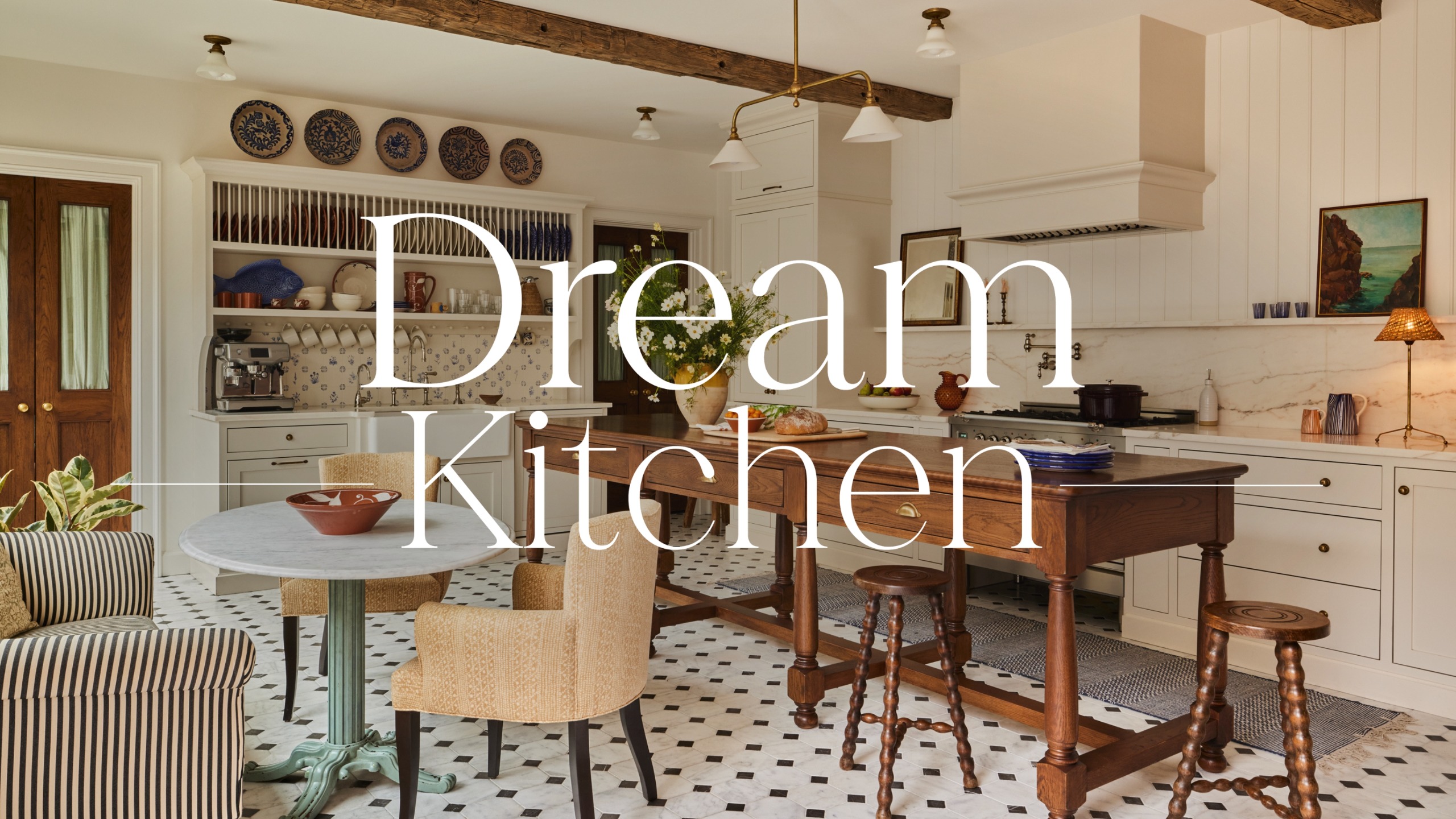 Eine kriegerische, mehrschichtige Küche mit cremefarbenen Schränken, einer freistehenden Holzinsel und einem großen Tellerregal oben auf einem eingebauten Schrank-Stil